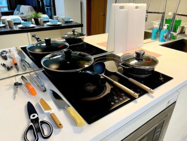 Superior Apartment, 3 Bedrooms, Kitchen, City View | Dapur peribadi | Peti sejuk, ketuhar gelombang mikro, dapur 