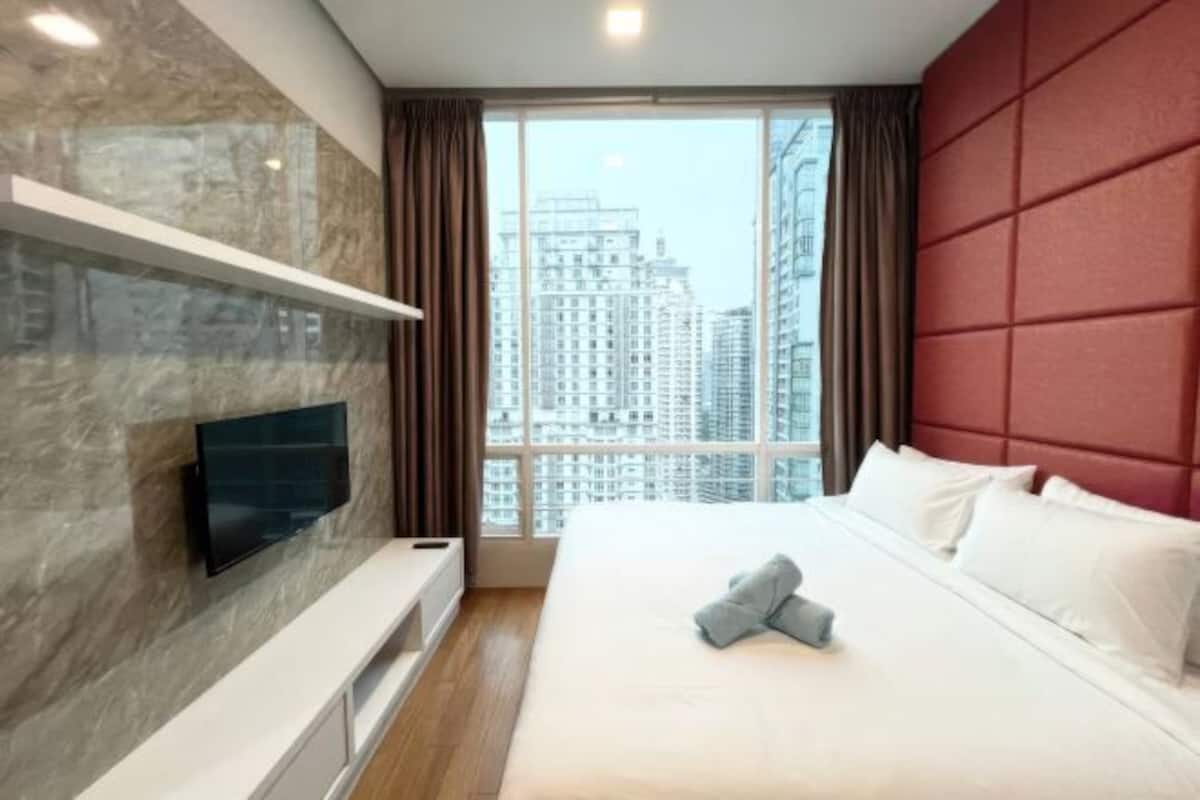 Desk, laptop workspace, iron/ironing board, free WiFi