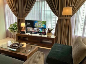 슈피리어 아파트, 침실 2개, 주방, 시내 전망 | 거실 공간 | TV