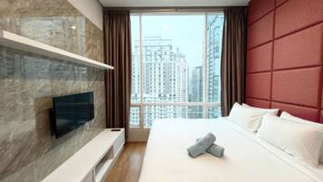 Superior Apartment, 3 Bedrooms, Kitchen, City View | Meja, ruang kerja komputer riba, seterika/papan seterika, Wi-fi percuma