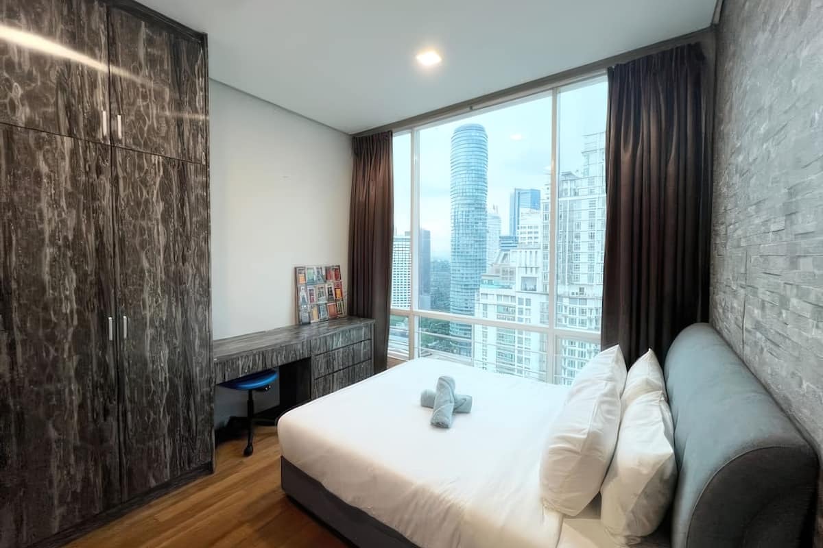 Desk, laptop workspace, iron/ironing board, free WiFi