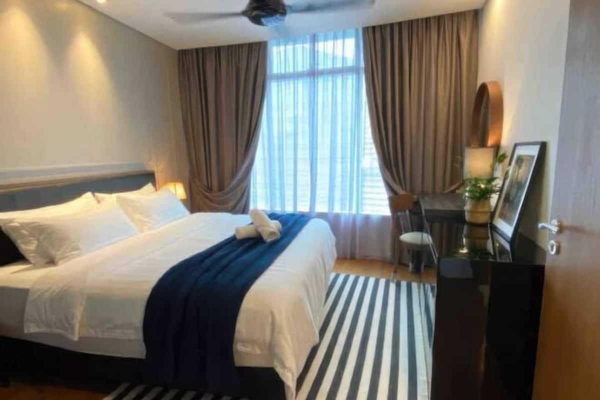 Desk, laptop workspace, iron/ironing board, free WiFi