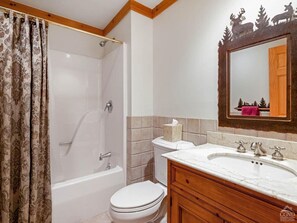 Bathroom - Luxe 8BR Windham Lodge | Theater, Walk to Slopes (Windham)