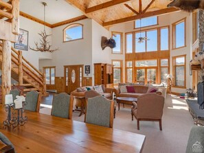 Televisión y chimenea 