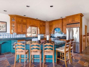 Microondas, horno, lavavajillas y cafetera o tetera