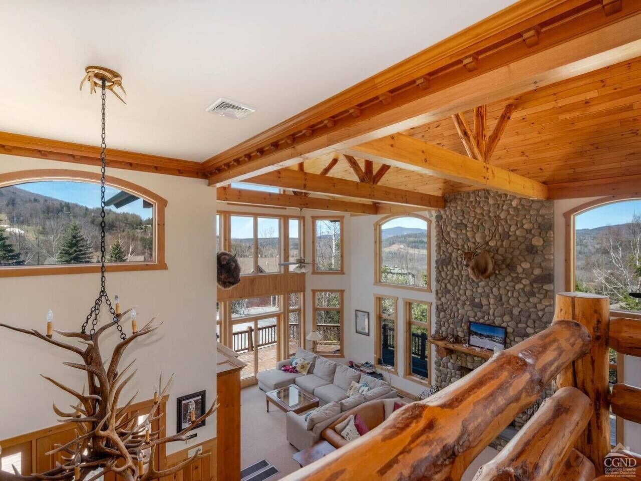 Una televisión, una chimenea