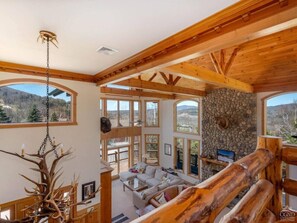 Una televisión, una chimenea