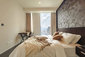 Superior-Apartment, 3 Schlafzimmer, Balkon, Stadtblick | Schreibtisch, laptopgeeigneter Arbeitsplatz, Bügeleisen/Bügelbrett