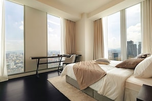 Appartement supérieur, 3 chambres, balcon, vue sur la ville | Bureau, espace de travail pour ordinateurs portables