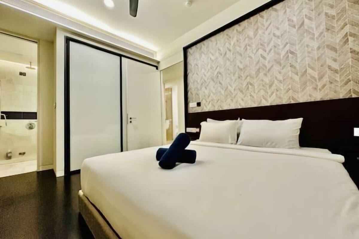 Meja, ruang kerja komputer riba, seterika/papan seterika, Wi-fi percuma