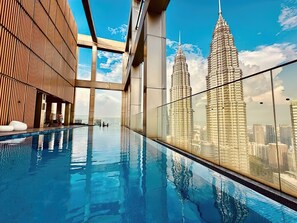 Une piscine intérieure offrant une vue sur les tours Petronas.