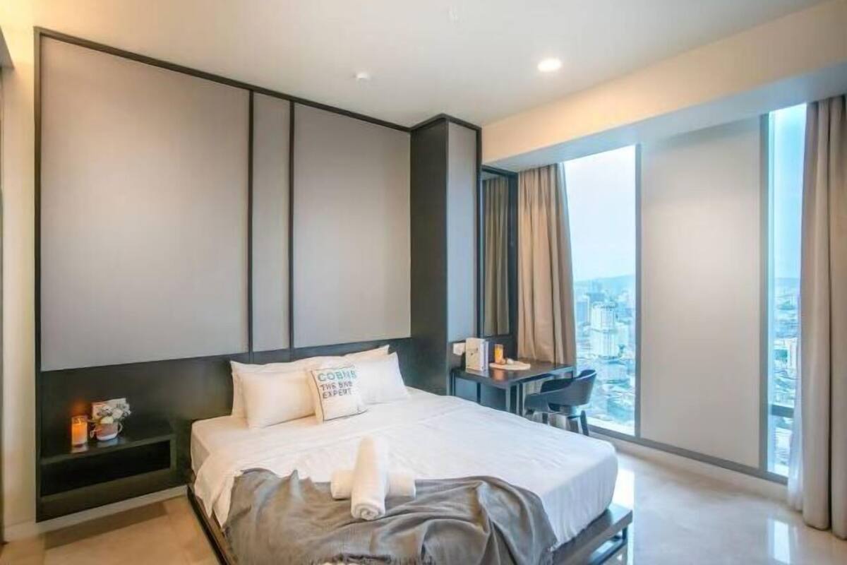 Meja, ruang kerja komputer riba, seterika/papan seterika, Wi-fi percuma