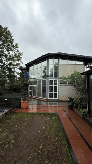 Exterior - Charming 4-bedroom villa with AC, fitness room in Javan (Javan)