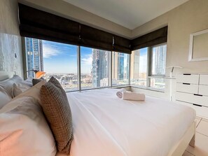 1 間睡房、房內夾萬、書桌、熨斗/熨衫板