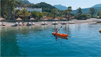 Di pantai, rumah kecil pinggir pantai gratis, dan kursi berjemur