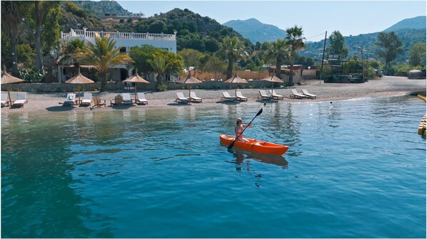 Plage, cabines gratuites, chaises longues, parasols
