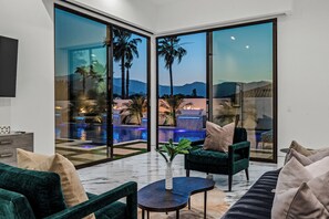 Smart TV, fireplace