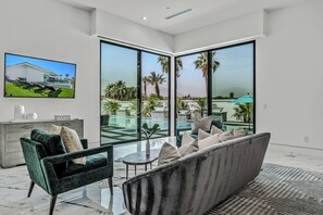 Smart TV, fireplace