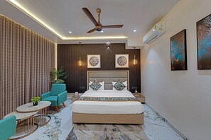 Suite Junior, vista città | Una scrivania, postazione laptop, ferro/asse da stiro, Wi-Fi gratuito