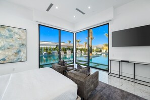 7 habitaciones, tabla de planchar con plancha y cuna de viaje 