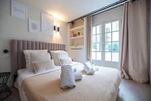 2 bedrooms, desk, iron/ironing board, free WiFi - Elegant apartment - 2BR-6P - Notre Dame Cathedral (Paris)