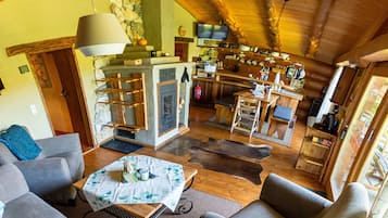 Een televisie en een open haard