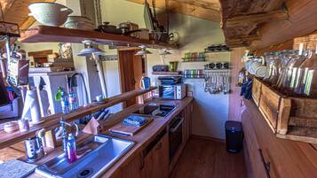 Een koelkast, een magnetron, een oven, een kookplaat