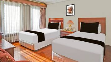 1 bedroom, desk, bed sheets