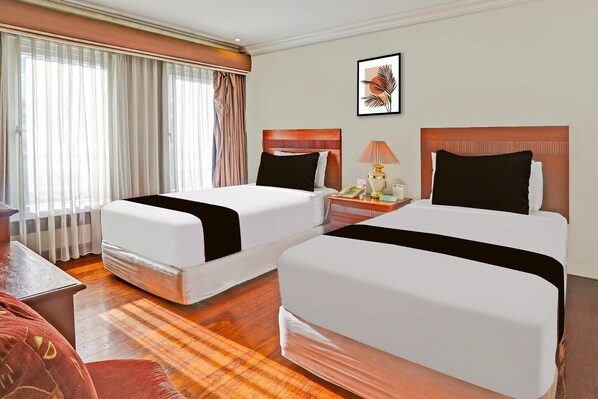 1 bedroom, desk, bed sheets - Spacious Stay for 4 at Townhouse VIP Suites (Makati City)