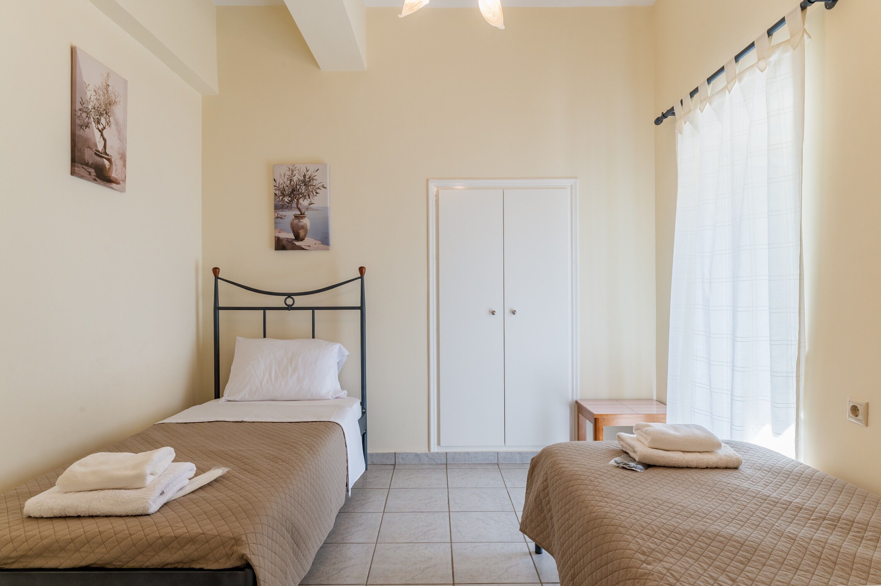 2 bedrooms, iron/ironing board, WiFi, bed sheets