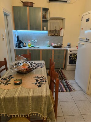 Fridge, oven, stovetop, coffee/tea maker