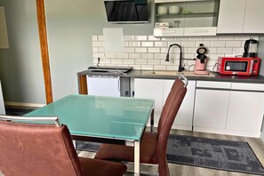 Kühlschrank, Mikrowelle, Herdplatte, Wasserkocher mit Kaffee-/Teezubehör