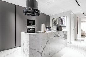 Luxury Apartment, Sea View | Private kitchen
