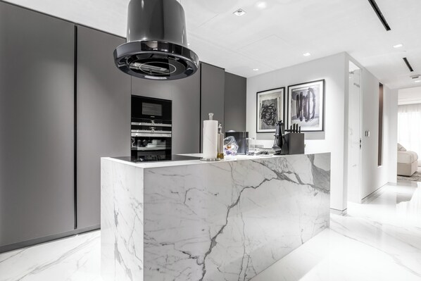 Luxury Apartment, Sea View | Private kitchen | Electric kettle, toaster, highchair - Seaside Elegance - Luxury 3-BR in JBR (Dubai)