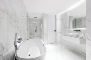 Luxury Apartment, Sea View | Bathroom | Bathrobes, slippers - Seaside Elegance - Luxury 3-BR in JBR (Dubai)