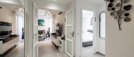 1 chambre, bureau, fer et planche à repasser, lit parapluie