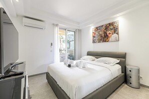 1 chambre, bureau, fer et planche à repasser, lit parapluie