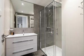 Dusche, Haartrockner, Handtücher