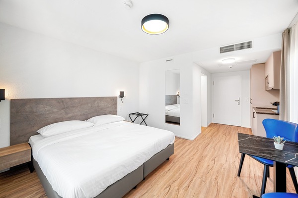 Schreibtisch, laptopgeeigneter Arbeitsplatz, Verdunkelungsvorhänge