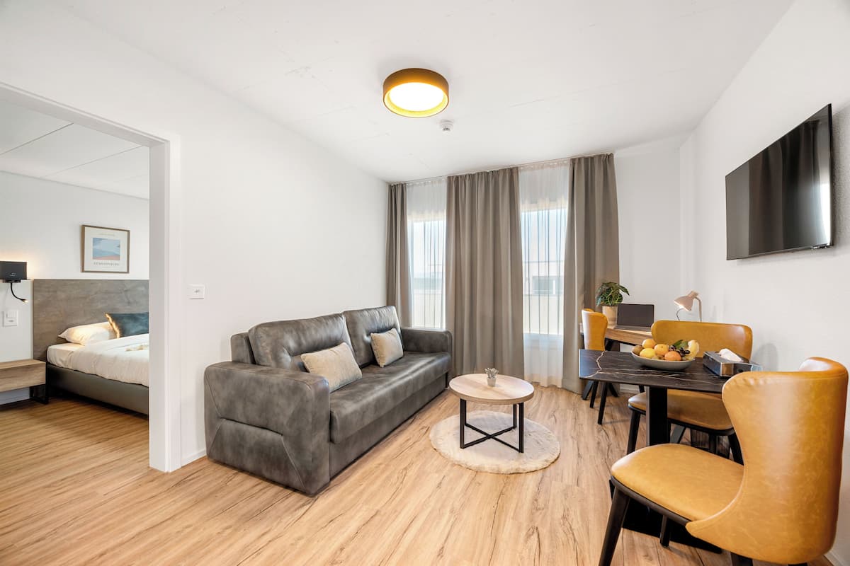 Classic Suite | Desk, laptop workspace, blackout curtains, soundproofing