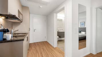 Escritorio, espacio para trabajar con laptop y cortinas blackout