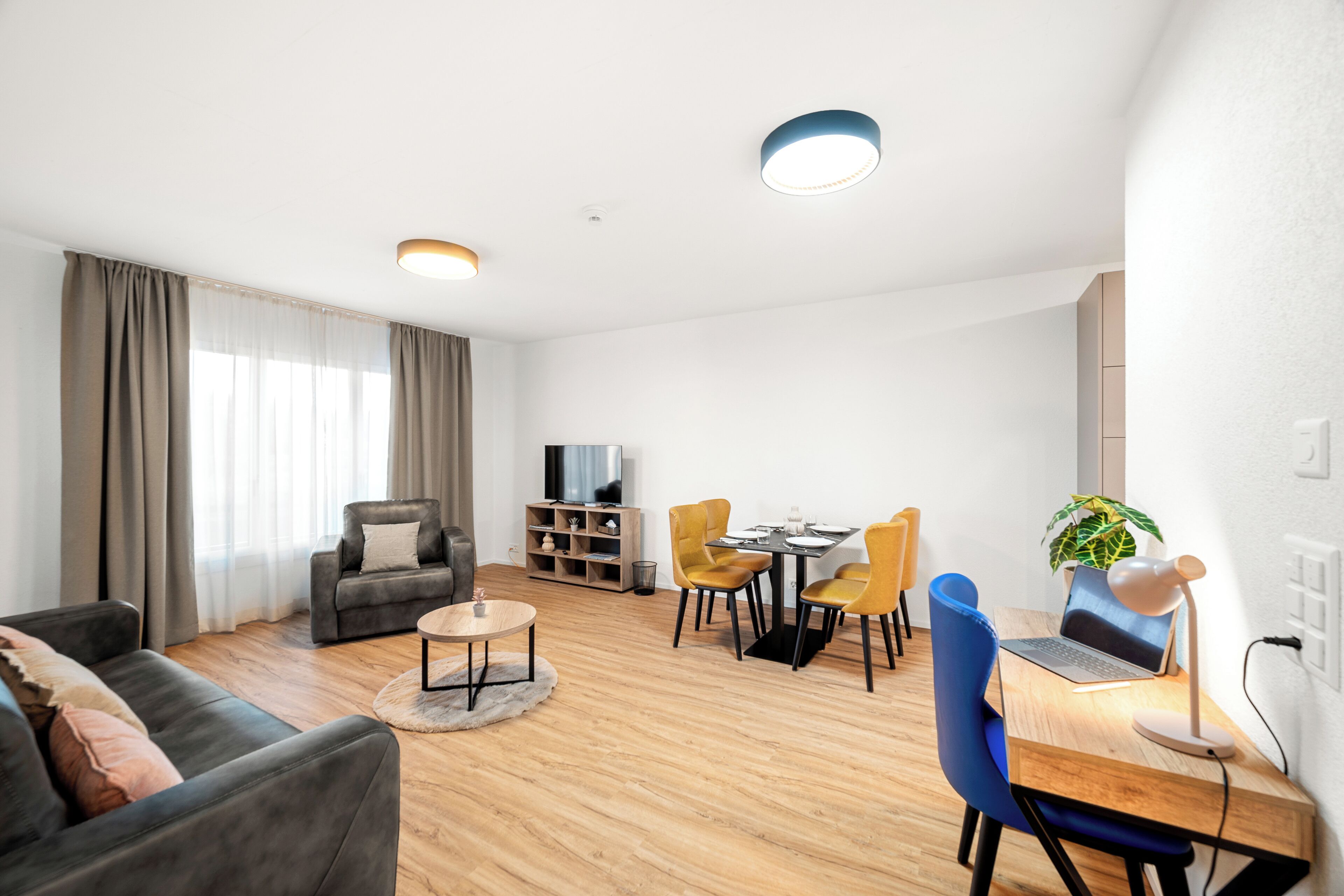 Family Suite | Desk, laptop workspace, blackout curtains, soundproofing