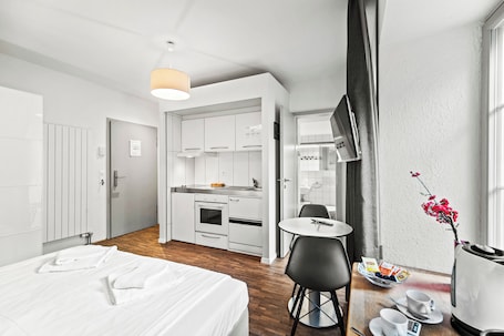 Escritorio, espacio para trabajar con laptop y cortinas blackout