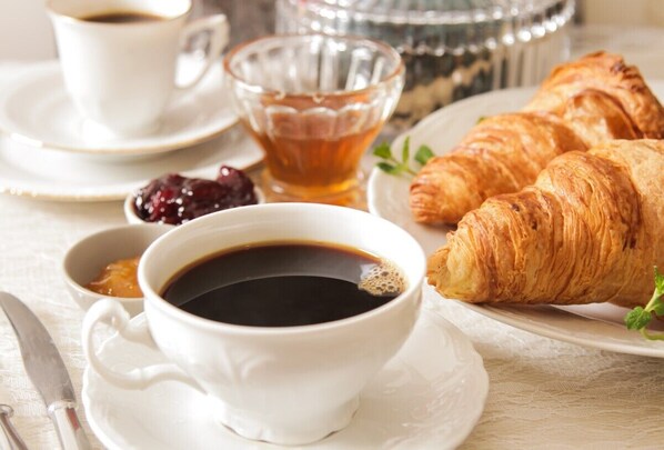 每日供应欧陆式早餐（每人 CHF 15）