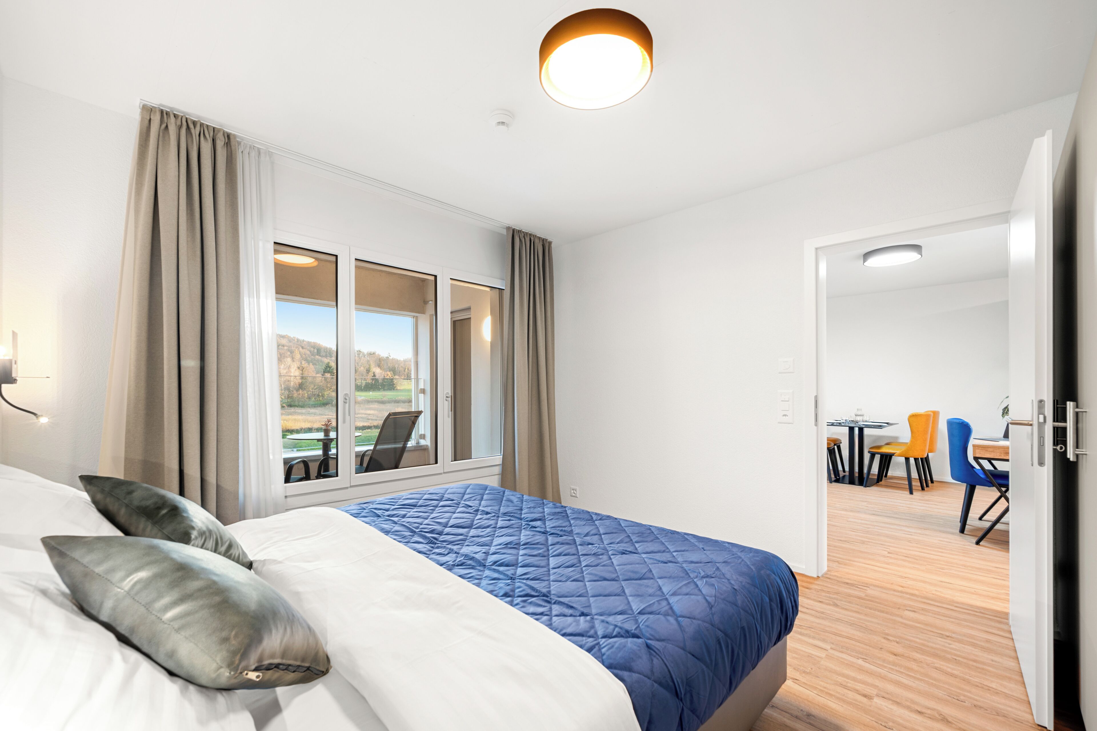 Suíte família | Escrivaninha, espaço de trabalho para notebook, cortinas blackout