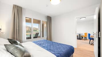 Suíte família | Escrivaninha, espaço de trabalho para notebook, cortinas blackout