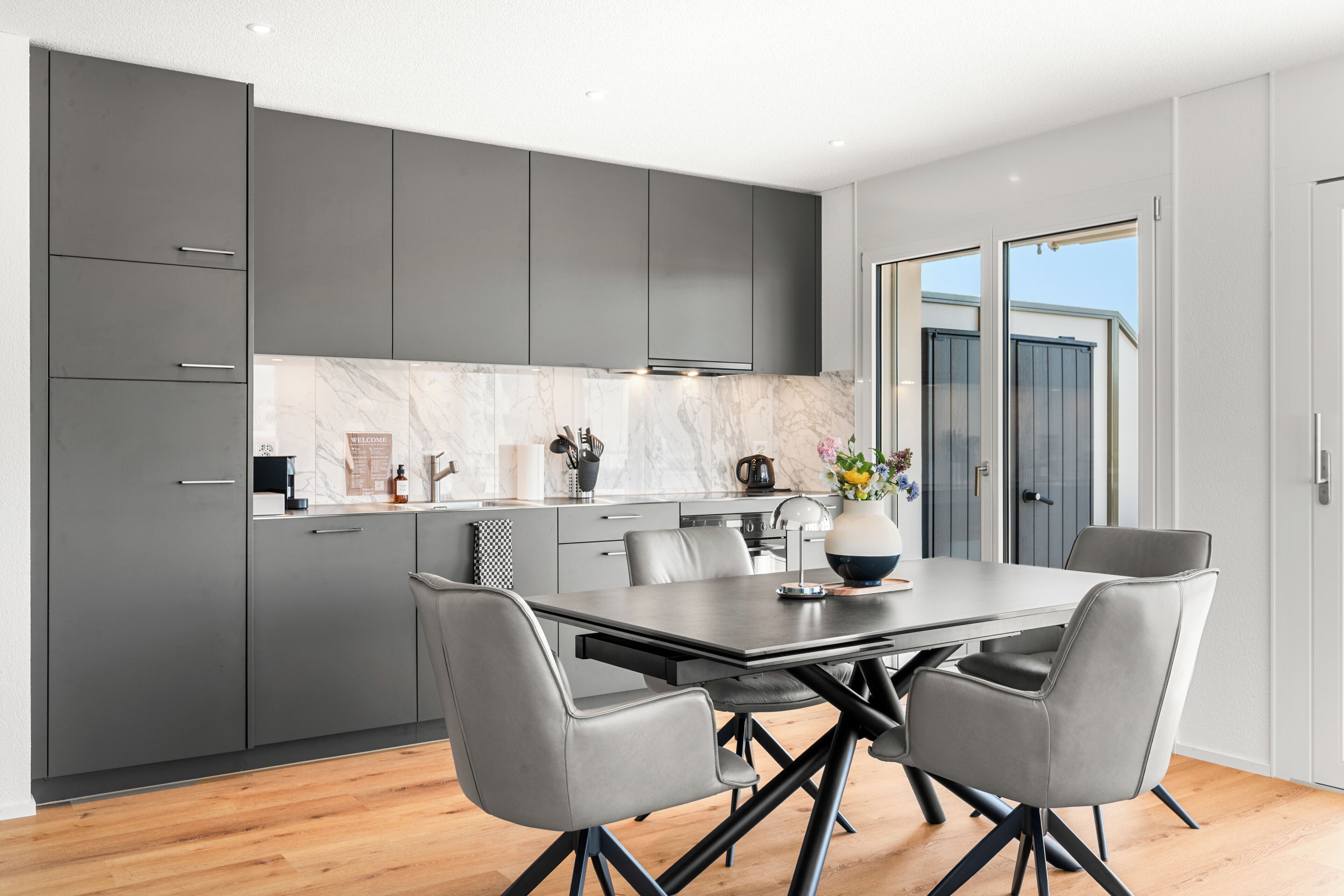 Exclusieve penthouse | Privékeuken | Een koelkast, een magnetron, een oven, een kookplaat