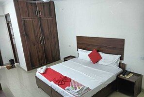 Deluxe Room | Desk, laptop workspace, free WiFi
