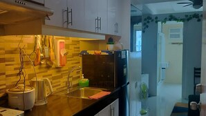 Private kitchen - Tum's MPlace Staycation 28th Floor Tower C (Quezon City)