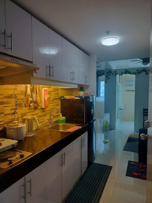 Fridge, microwave, stovetop, cookware/dishes/utensils